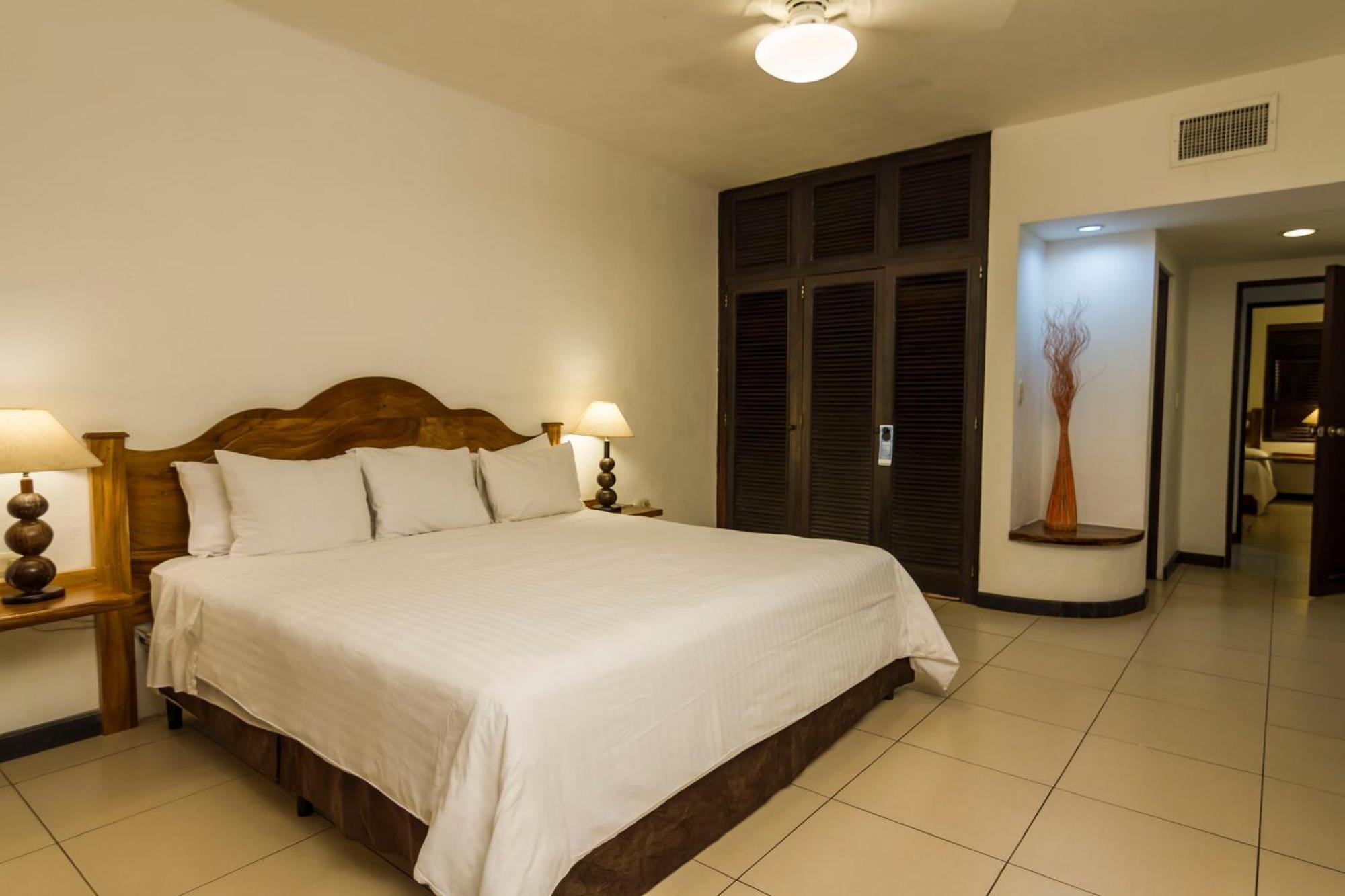 Hotel Soleil Pacifico Chulamar Esterno foto