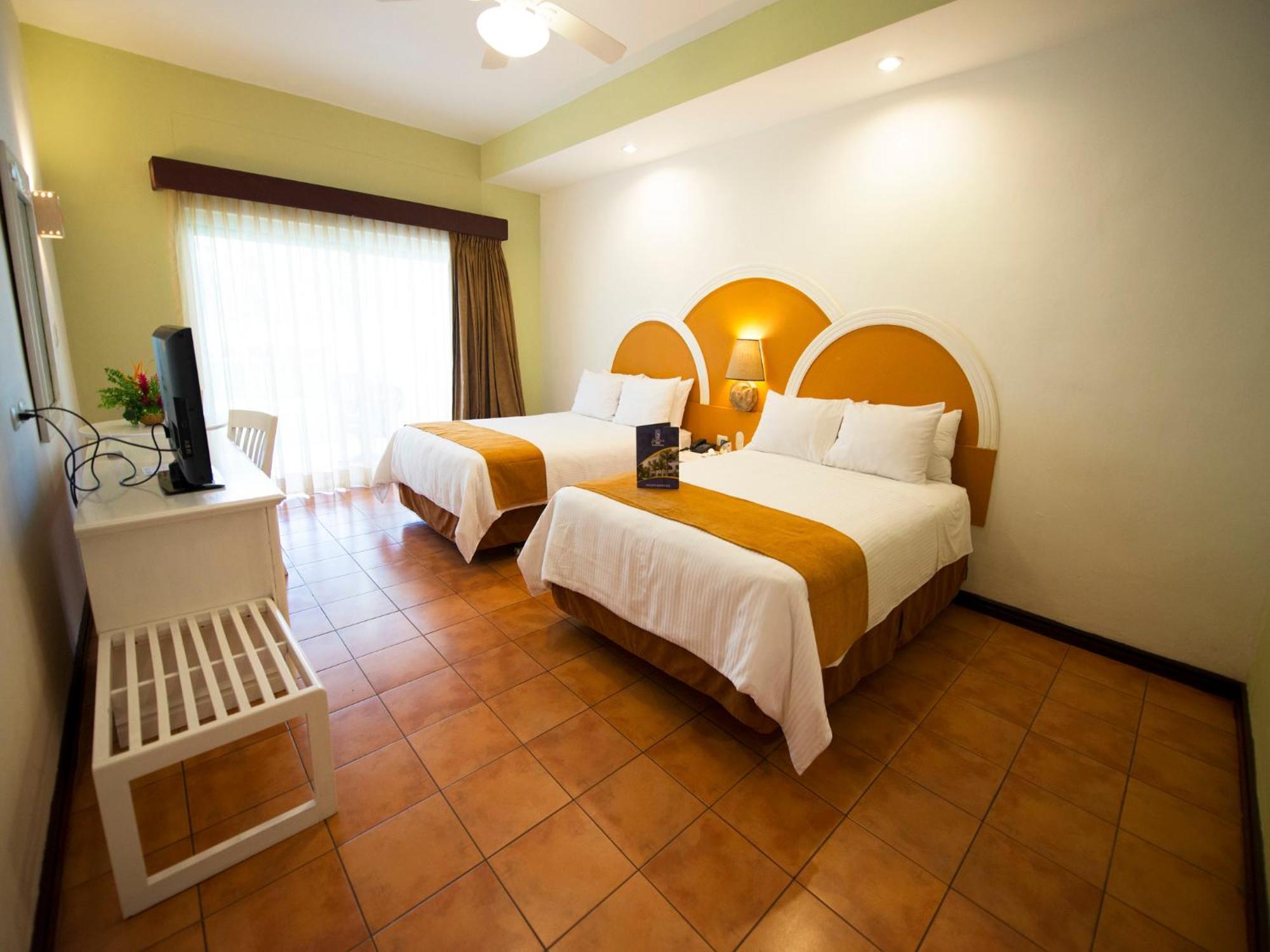 Hotel Soleil Pacifico Chulamar Esterno foto
