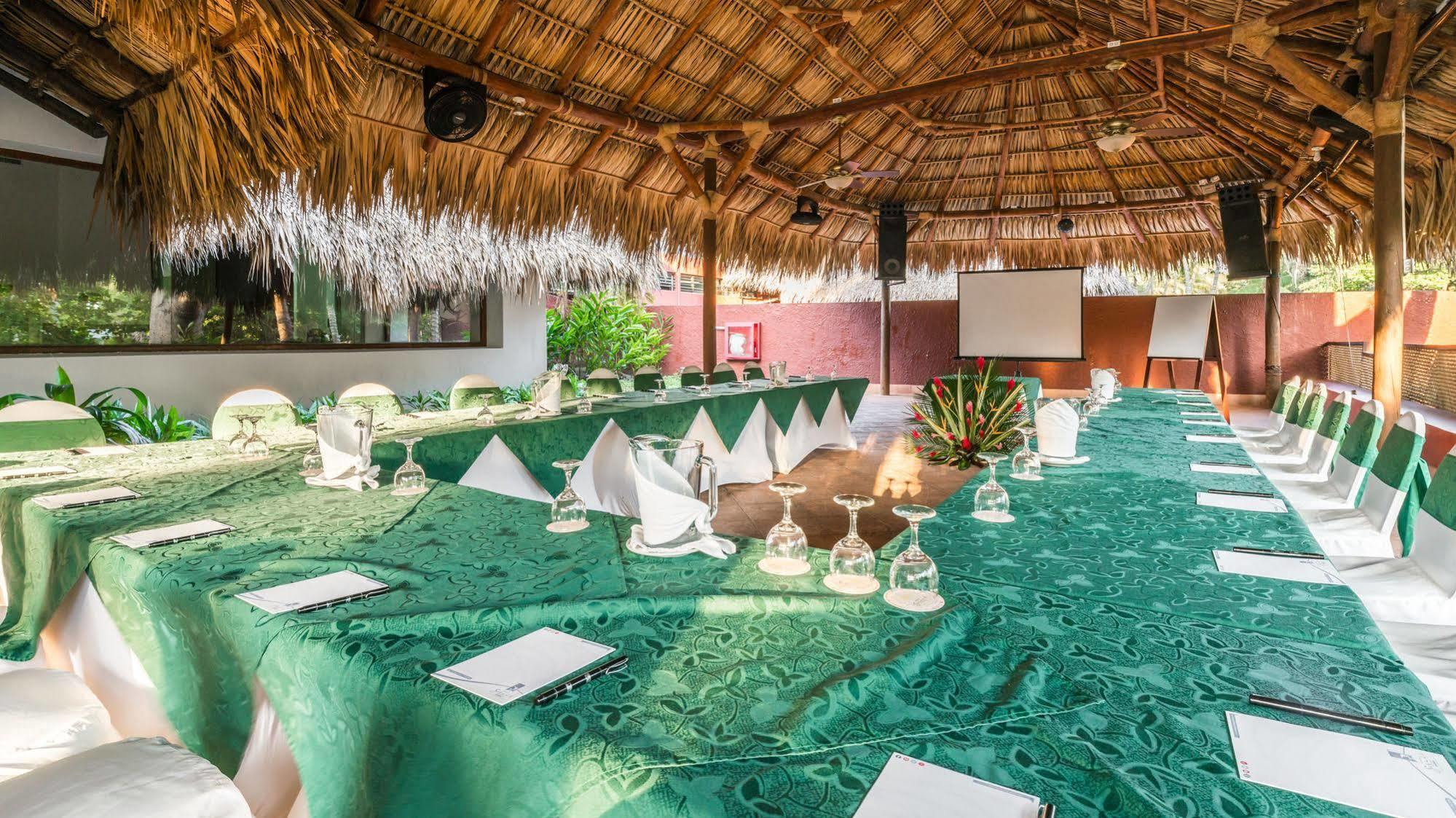 Hotel Soleil Pacifico Chulamar Esterno foto
