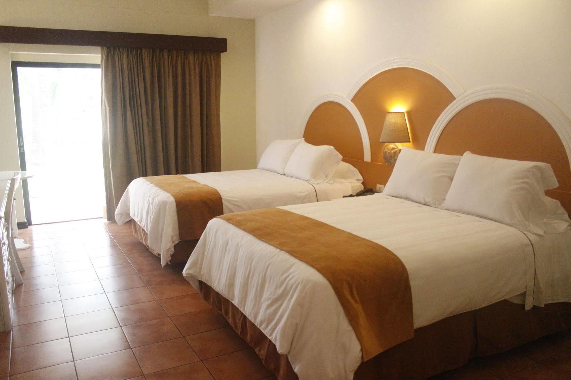 Hotel Soleil Pacifico Chulamar Esterno foto